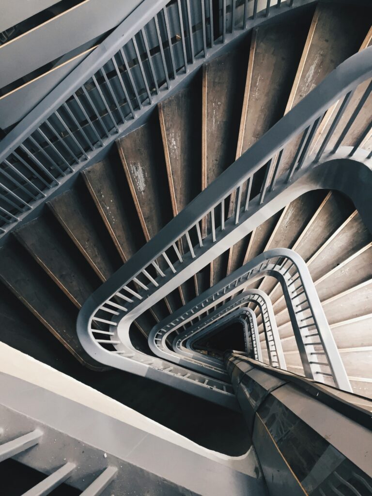 Ein altes in die Jahre gekommenes Treppenhaus vor der Reinigung.